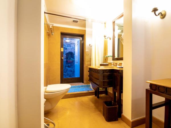 Fort JadhavGADH -A GADH Heritage Hotel : photo 5 de la chambre varsha suite - premium rain shower room