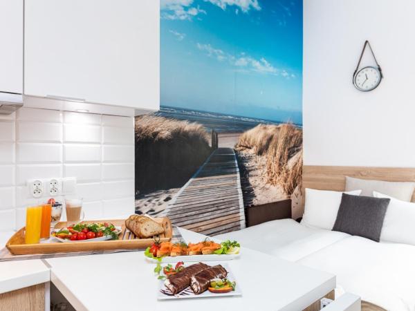 Riviera Residence Apartments : photo 2 de la chambre studio avec mezzanine