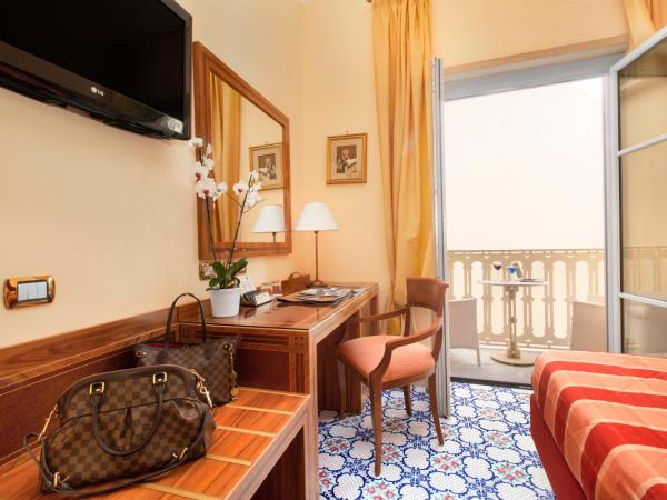 Hotel Antiche Mura : photo 4 de la chambre chambre double ou lits jumeaux classique - vue sur arrière du bâtiment