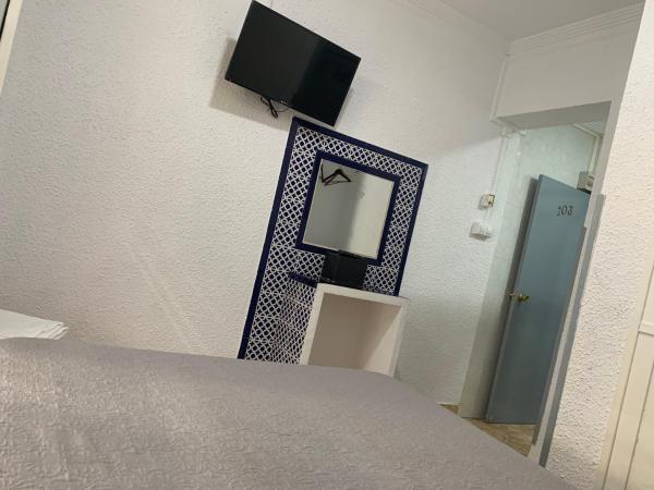 Hostal Alcobia : photo 10 de la chambre chambre quadruple avec salle de bains privative