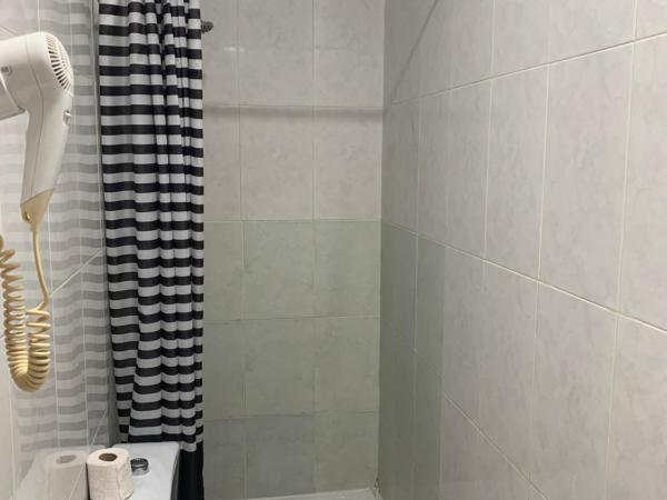 Hostal Alcobia : photo 9 de la chambre chambre quadruple avec salle de bains privative