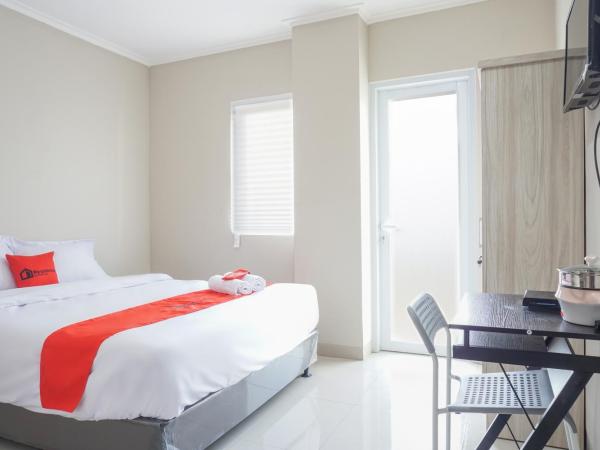 Residences by RedDoorz near MT Haryono - Minimum Stay 7 Days : photo 5 de la chambre chambre double