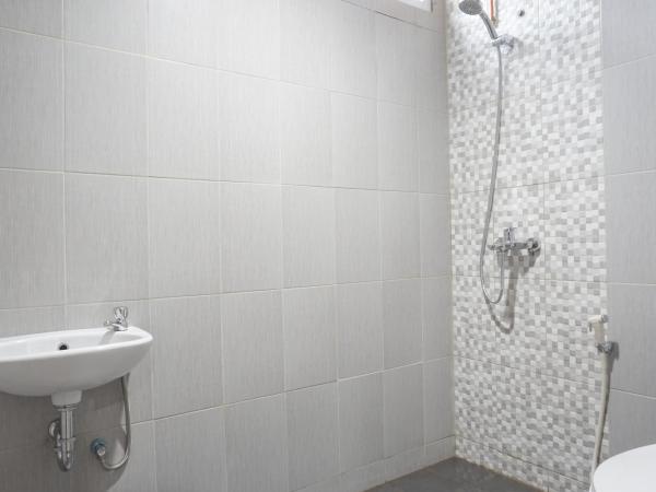 Residences by RedDoorz near MT Haryono - Minimum Stay 7 Days : photo 1 de la chambre chambre double