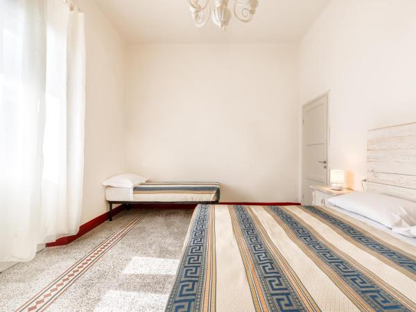 Lia Apartment : photo 1 de la chambre chambre double avec salle de bains commune