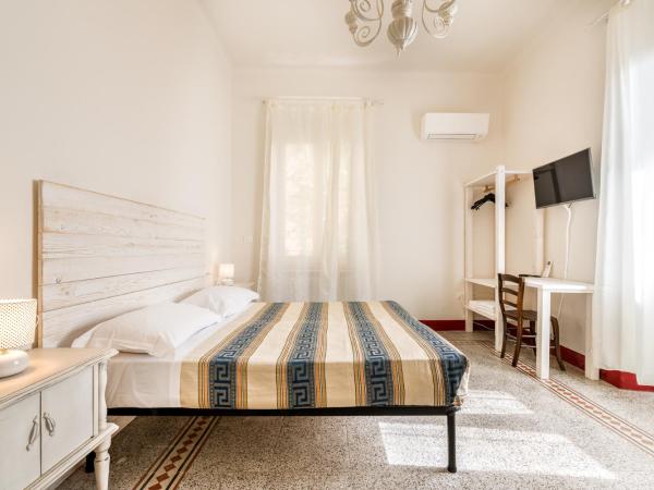 Lia Apartment : photo 3 de la chambre chambre triple avec salle de bains commune