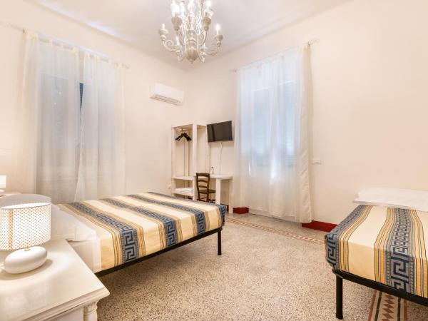 Lia Apartment : photo 4 de la chambre chambre triple avec salle de bains commune