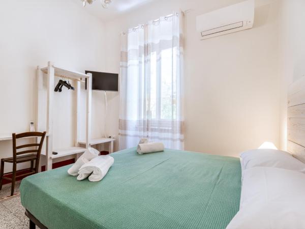 Lia Apartment : photo 3 de la chambre chambre double avec salle de bains commune