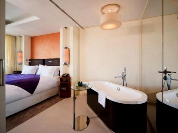 Sofitel Casablanca Tour Blanche : photo 1 de la chambre suite junior avec 1 lit king-size et salon séparé