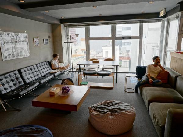 Santiago Guesthouse Hiroshima : photo 10 de la chambre chambre lits jumeaux avec lits superposés et salle de bains commune
