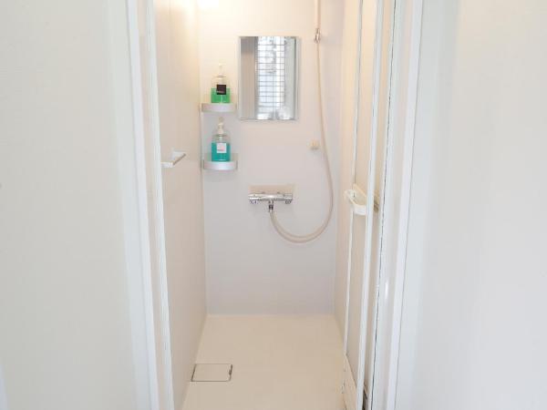 Santiago Guesthouse Hiroshima : photo 6 de la chambre chambre double avec lits superposés et salle de bains commune