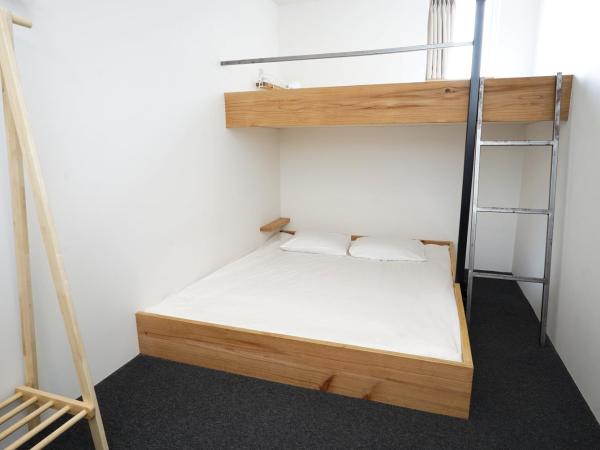 Santiago Guesthouse Hiroshima : photo 1 de la chambre chambre double avec lits superposés et salle de bains commune