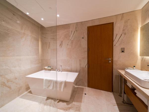 FIVE Jumeirah Village : photo 4 de la chambre suite une chambre avec bain à remous