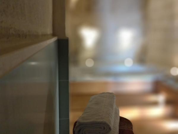 Endea Suite Rooms & Lounge SPA : photo 2 de la chambre chambre double avec baignoire spa