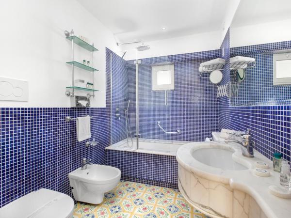 Hotel Antiche Mura : photo 8 de la chambre chambre double ou lits jumeaux classique - vue sur arrière du bâtiment