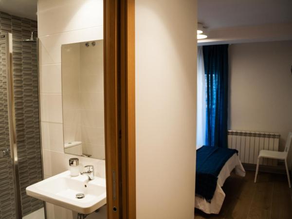 Hostal Mónaco : photo 3 de la chambre chambre simple avec salle de bains privative