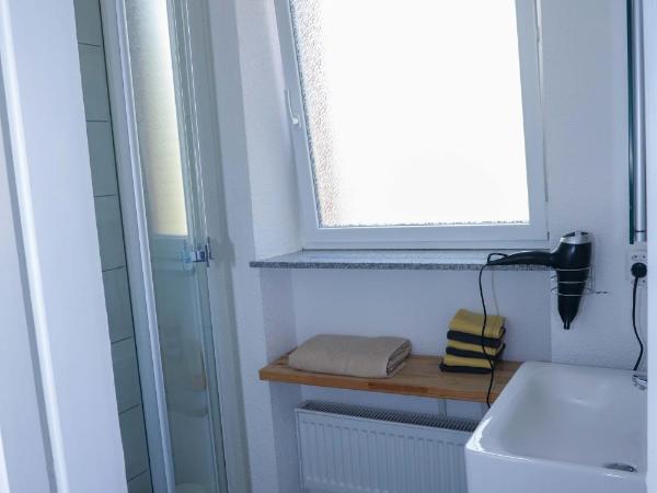 The red house : photo 2 de la chambre chambre double avec salle de bains commune