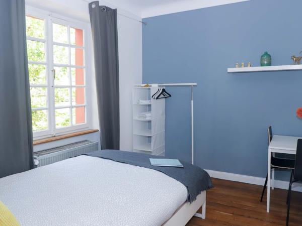 The red house : photo 3 de la chambre chambre double avec salle de bains commune