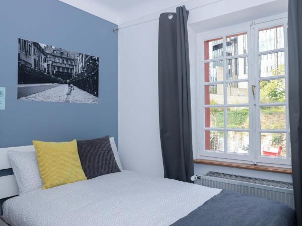 The red house : photo 5 de la chambre chambre double avec salle de bains commune