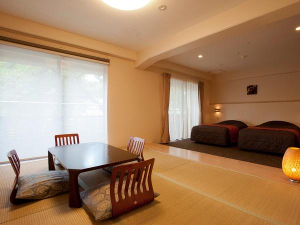Maple Arima : photo 6 de la chambre chambre familiale avec espace tatami et salle de bains commune