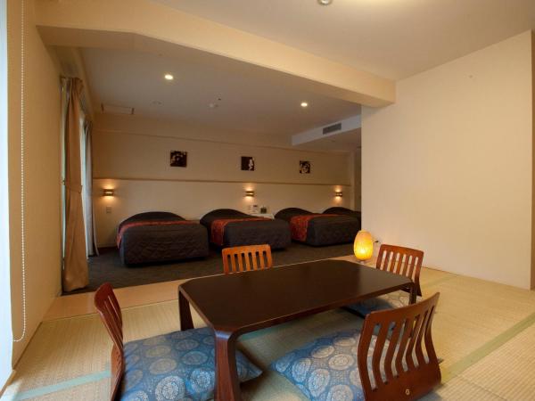 Maple Arima : photo 2 de la chambre chambre familiale avec espace tatami et salle de bains commune