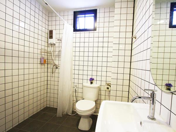 398 HOSTEL : photo 5 de la chambre chambre lits jumeaux avec balcon