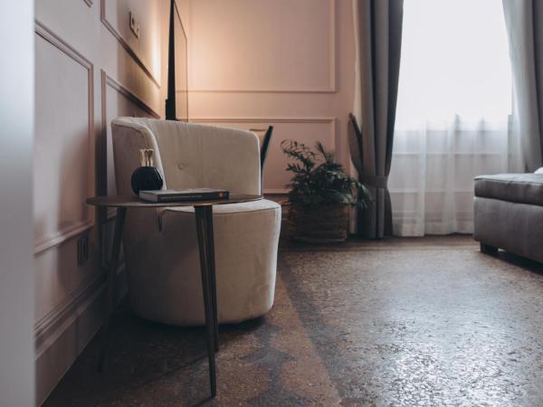 Gregorini Bingham Art Luxury Suites : photo 6 de la chambre suite lit king-size