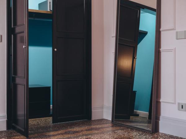Gregorini Bingham Art Luxury Suites : photo 9 de la chambre suite lit king-size