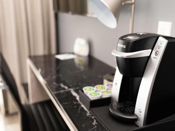 Wingate by Wyndham New York Midtown South/5th Ave : photo 6 de la chambre chambre lit king-size avec douche accessible en fauteuil roulant - adaptée aux personnes malentendantes/à mobilité réduite - non-fumeurs