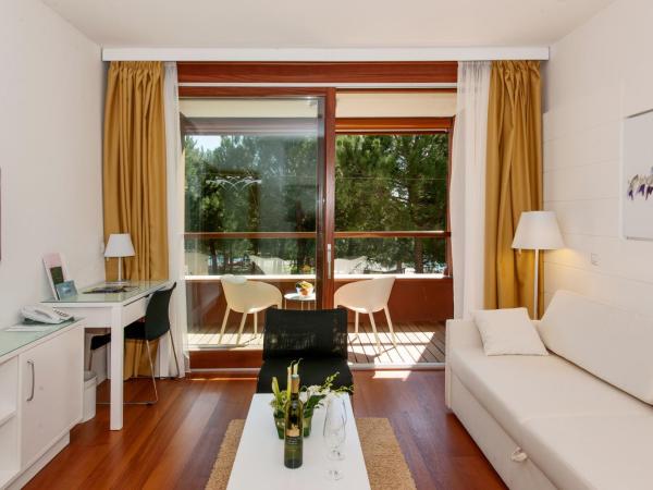 Maistra Select All Suite Island Hotel Istra : photo 2 de la chambre suite premium avec balcon - vue sur parc