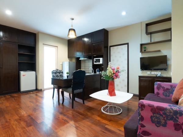 Greenview Ekkamai10 Suite : photo 1 de la chambre chambre familiale avec balcon