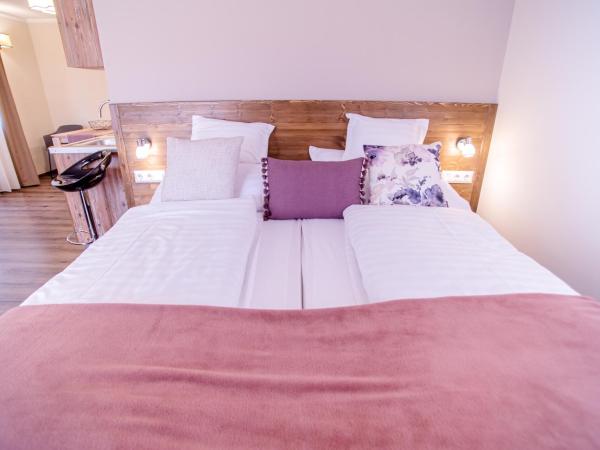 Három a Kislány Panzió : photo 2 de la chambre appartement avec balcon