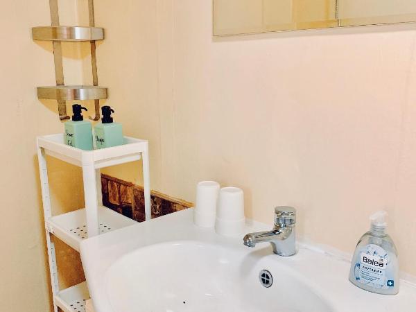 Budapest Three Cats Hostel : photo 9 de la chambre chambre double avec salle de bains privative