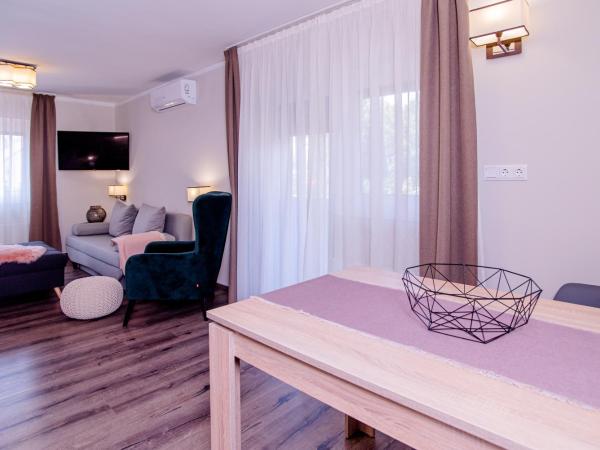 Három a Kislány Panzió : photo 1 de la chambre appartement avec balcon