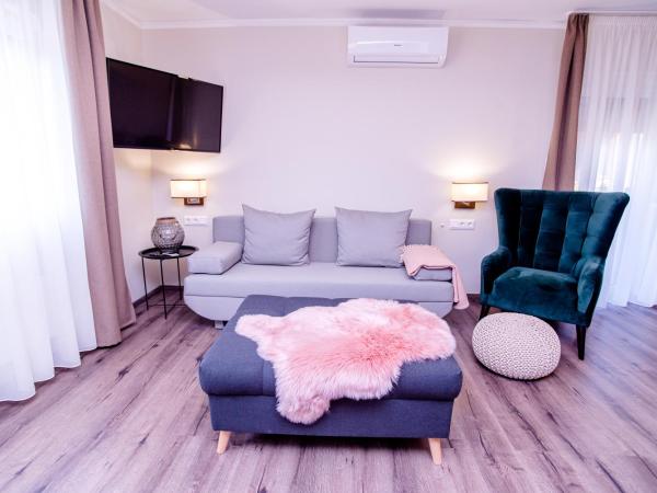 Három a Kislány Panzió : photo 4 de la chambre appartement avec balcon