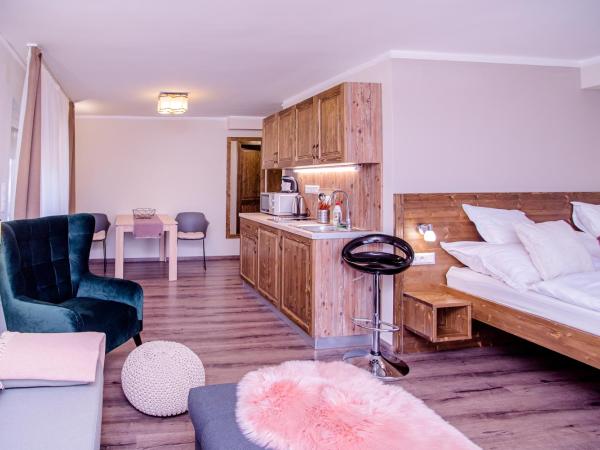 Három a Kislány Panzió : photo 6 de la chambre appartement avec balcon