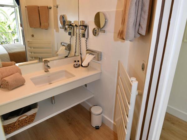 Hôtel de Provence : photo 9 de la chambre chambre double avec balcon - vue sur jardin