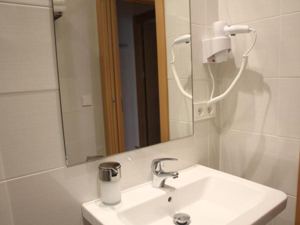 Hostal Mónaco : photo 6 de la chambre chambre simple avec salle de bains privative