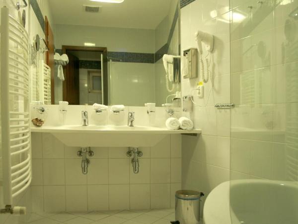 Venus : photo 3 de la chambre offre spéciale - chambre double avec lit d’appoint et forfait centre thermal