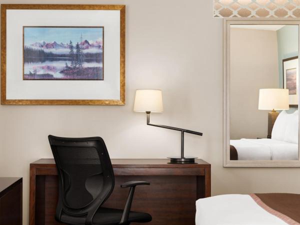 Travelodge by Wyndham Calgary South : photo 5 de la chambre chambre lit king-size deluxe - non-fumeurs 