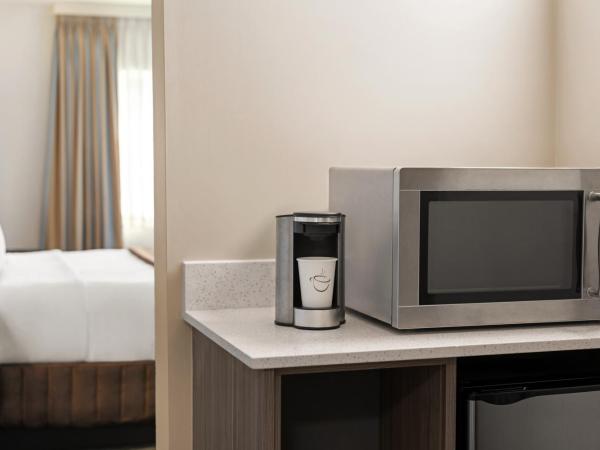 Travelodge by Wyndham Calgary South : photo 1 de la chambre chambre lit king-size - non-fumeurs