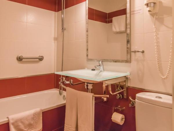 Hostal Santillan : photo 2 de la chambre chambre double supérieure - vue sur la gran via