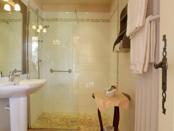 MAS DES FIGUES - Mas XVIII siècle - Piscine - très calme - Alpilles Saint Rémy de Provence - brunch méditerranéen salé sucré cuisine faite maison - ferme auberge agritourisme - Biologique FRBio potager bio huile d'olive bio jardin roseraie Biodiversité - : photo 1 de la chambre chambre double - vue sur piscine