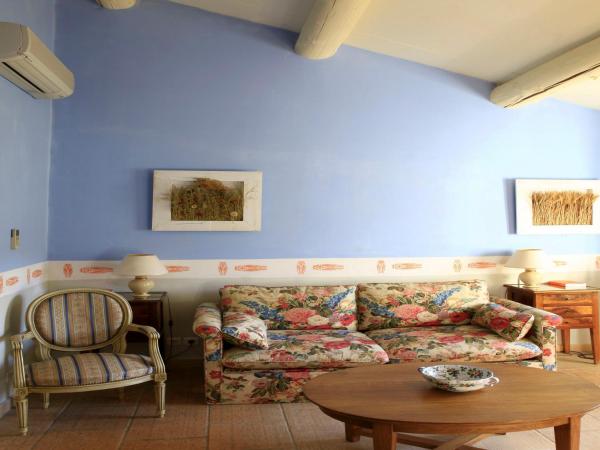 MAS DES FIGUES - Mas XVIII siècle - Piscine - très calme - Alpilles Saint Rémy de Provence - brunch méditerranéen salé sucré cuisine faite maison - ferme auberge agritourisme - Biologique FRBio potager bio huile d'olive bio jardin roseraie Biodiversité - : photo 2 de la chambre suite - vue sur piscine