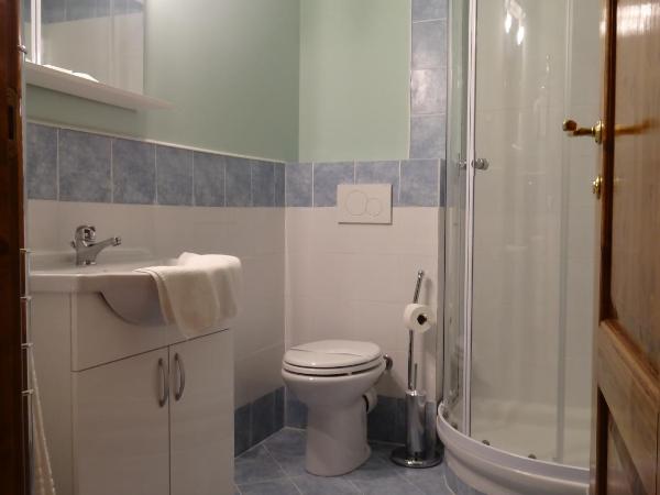 Bed & Breakfast La Tavernetta : photo 5 de la chambre chambre triple avec salle de bains privative