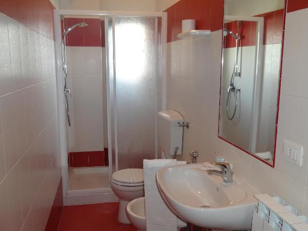 Bed & Breakfast La Tavernetta : photo 3 de la chambre chambre double avec salle de bains privative extérieure