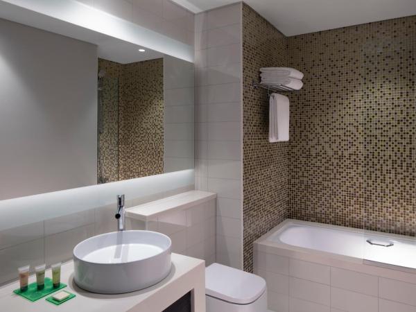 Hyatt Place Dubai Jumeirah : photo 8 de la chambre chambre lit king-size avec canapé-lit