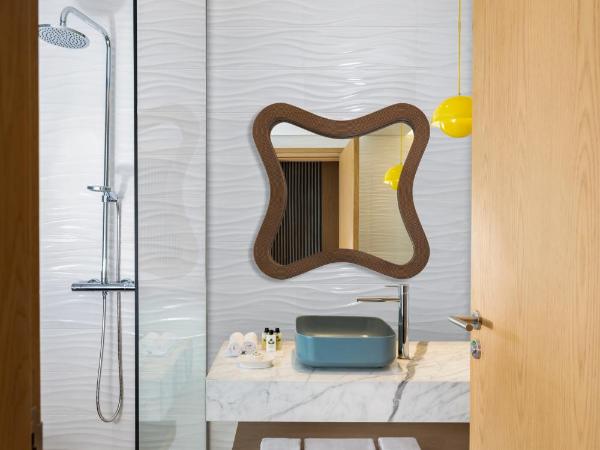 C Central Hotel and Resort The Palm : photo 3 de la chambre chambre double deluxe avec balcon et accès à la plage privée de l’hôtel