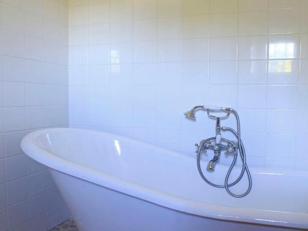 MAS DES FIGUES - Mas XVIII siècle - Piscine - très calme - Alpilles Saint Rémy de Provence - brunch méditerranéen salé sucré cuisine faite maison - ferme auberge agritourisme - Biologique FRBio potager bio huile d'olive bio jardin roseraie Biodiversité - : photo 2 de la chambre chambre double avec balcon