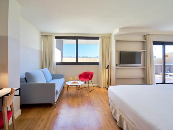 Eurostars Málaga : photo 3 de la chambre suite junior avec terrasse et bain à remous