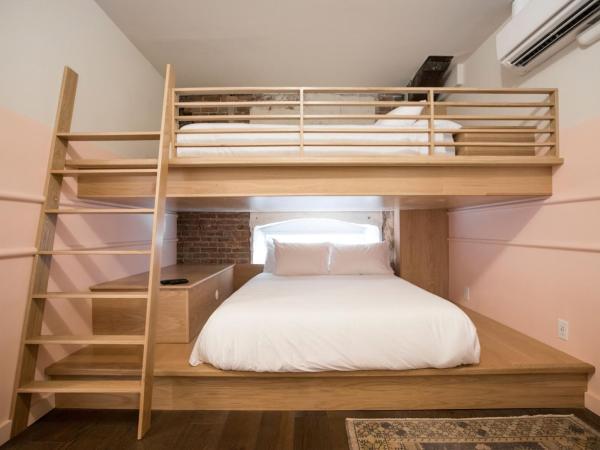 The Russell : photo 2 de la chambre room 2:1 - queen bunk